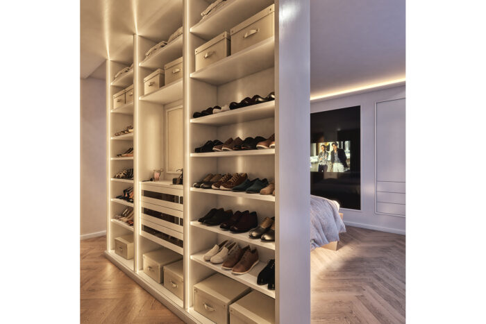 17.23 - Cabina armadio con porta scarpe led e cassettiera