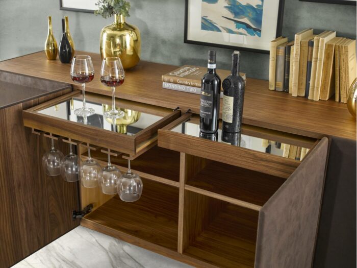 23.204 - Credenza in Noce Canaletto con ante tappezzate, due vassoi estraibili e porta bicchieri - immagine 3