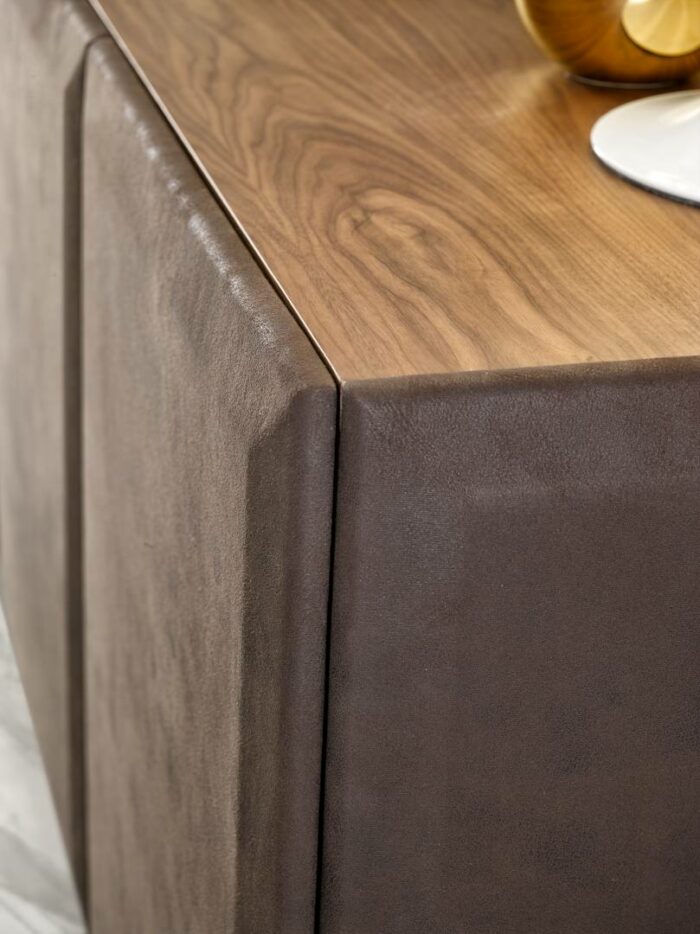 23.204 - Credenza in Noce Canaletto con ante tappezzate, due vassoi estraibili e porta bicchieri - immagine 4