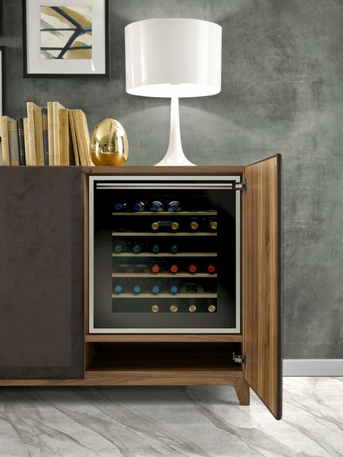 23.204 - Credenza in Noce Canaletto con ante tappezzate, due vassoi estraibili e porta bicchieri - immagine 5