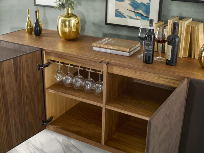 23.204 - Credenza in Noce Canaletto con ante tappezzate, due vassoi estraibili e porta bicchieri - immagine 6