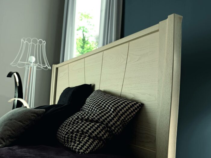 242.02 - Letto con testiera sagomata in legno con quattro bisellature - immagine 2