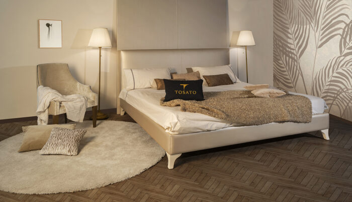 42.22 - Letto con testata e giroletto imbottito