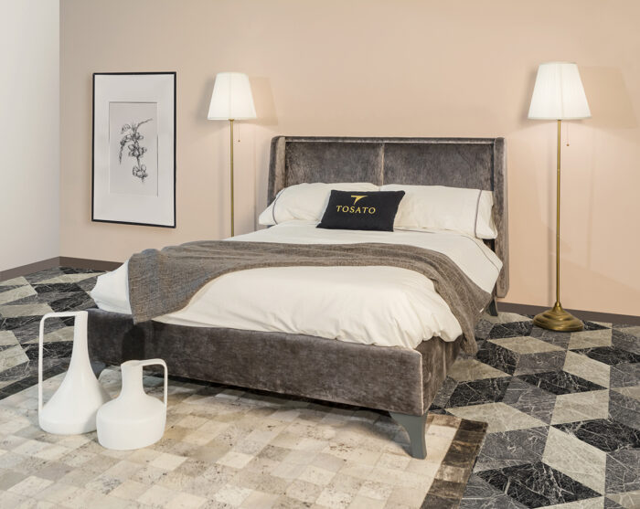42.23 - Letto con testata e giroletto imbottito
