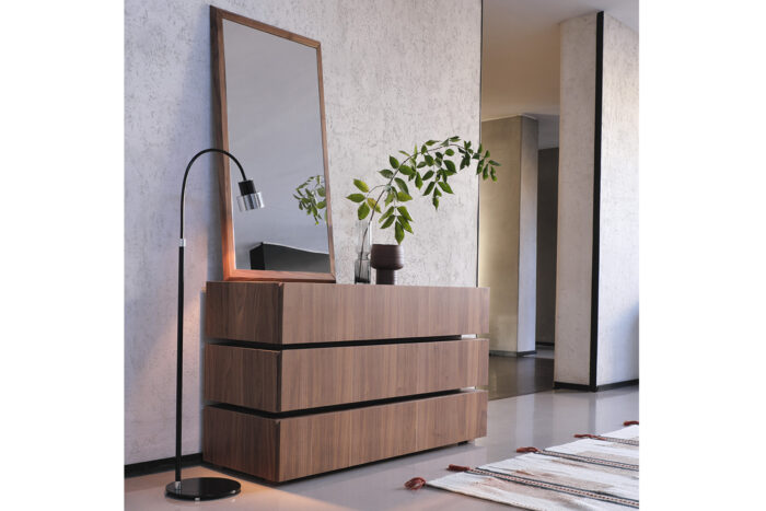 10.71 - Specchio rettangolare con elegante cornice in legno di Noce Canaletto. - immagine 2