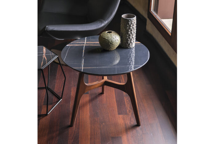 11.83 - Tavolino rotondo in legno di Noce Canaletto, il piano gres è disponibile in vari effetti. - immagine 4