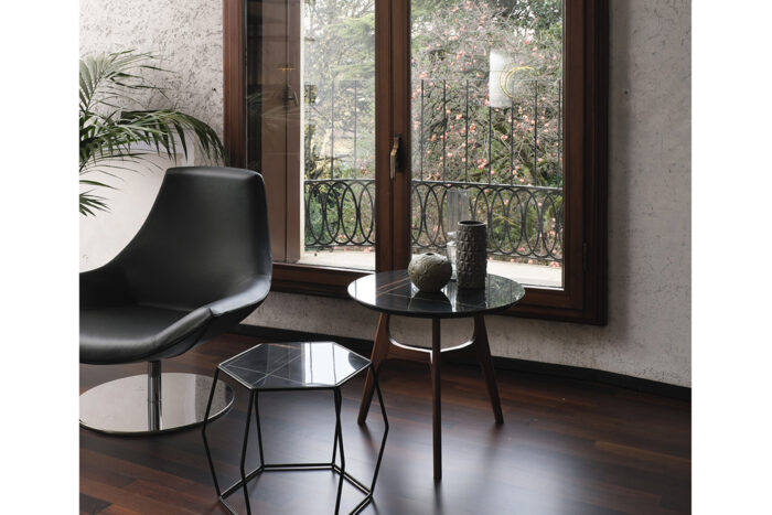 11.83 - Tavolino rotondo in legno di Noce Canaletto, il piano gres è disponibile in vari effetti. - immagine 3