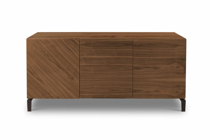 23.210 - Credenza in legno di Noce Canaletto a tre porte con raffinata fiammatura orizzontale e obliqua.