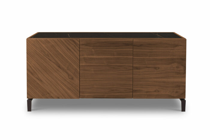 23.208 - Credenza in legno di Noce Canaletto a tre porte con raffinata fiammatura orizzontale e obliqua,  piano Gres incastonato nella struttura.
