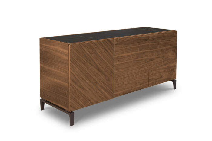 23.208 - Credenza in legno di Noce Canaletto a tre porte con raffinata fiammatura orizzontale e obliqua,  piano Gres incastonato nella struttura. - immagine 2