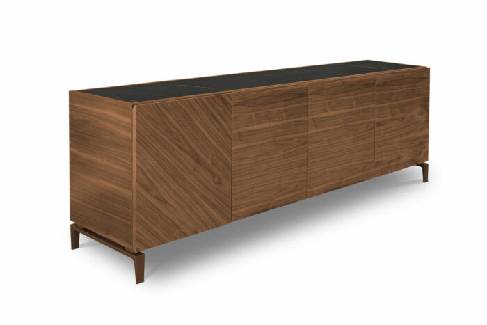 23.209 - Credenza in legno di Noce Canaletto a quattro porte con raffinata fiammatura orizzontale e obliqua, piano Gres incastonato nella struttura.