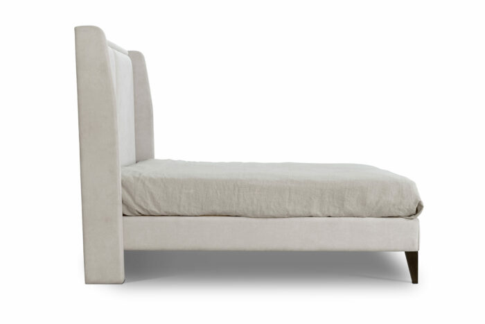 42.25 - Letto matrimoniale delicatamente imbottito su testata, fasce laterali e pediera. I piedi in legno laccato slanciano elegantemente la struttura. - immagine 2