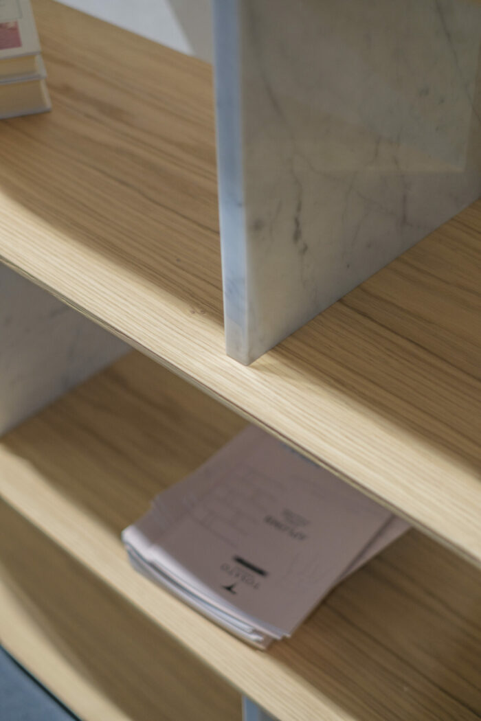 24.38 -  Libreria in rovere con inserti in marmo carrara - immagine 2